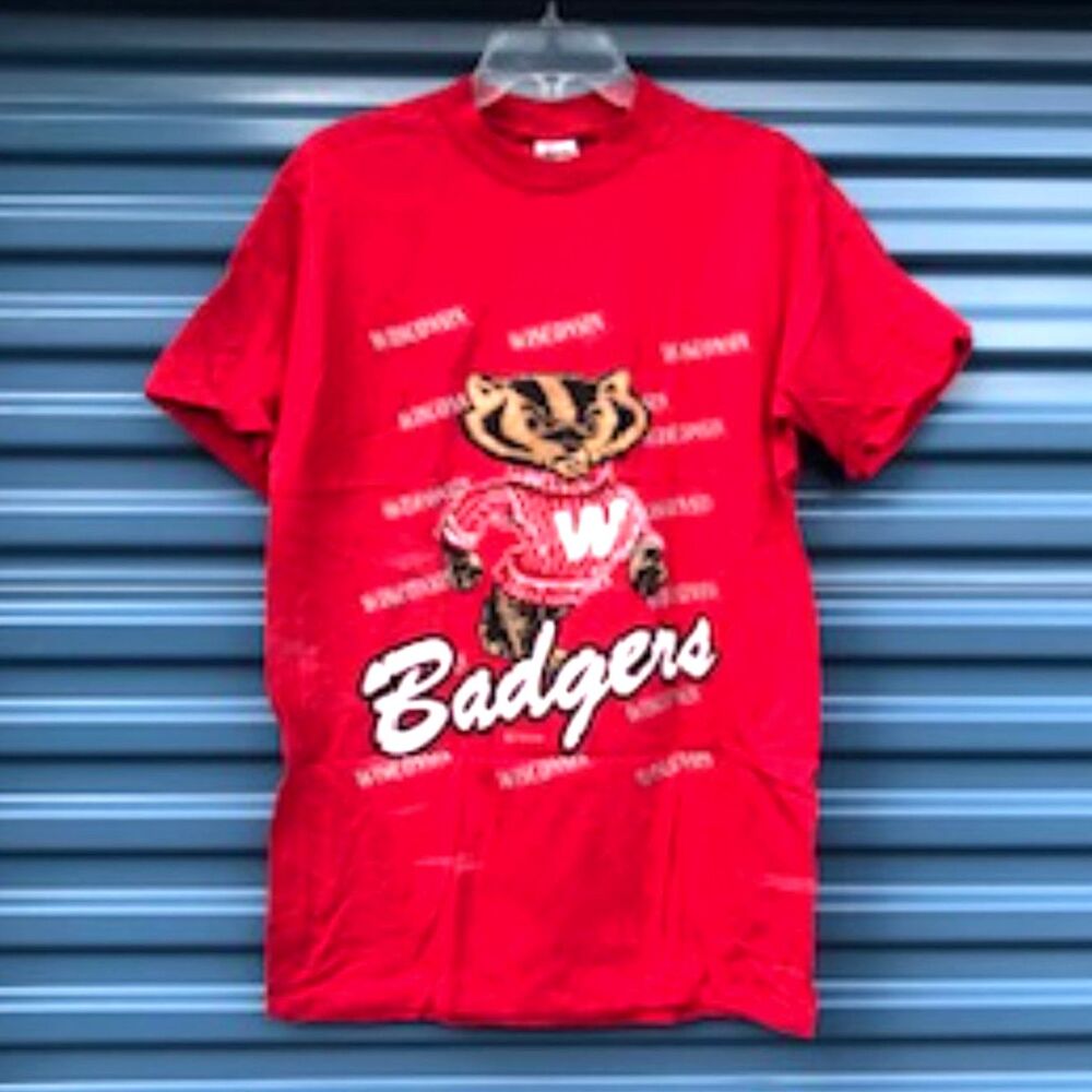 Tee Shirt . Size: Large {42-44} . Wisconsin Badgers